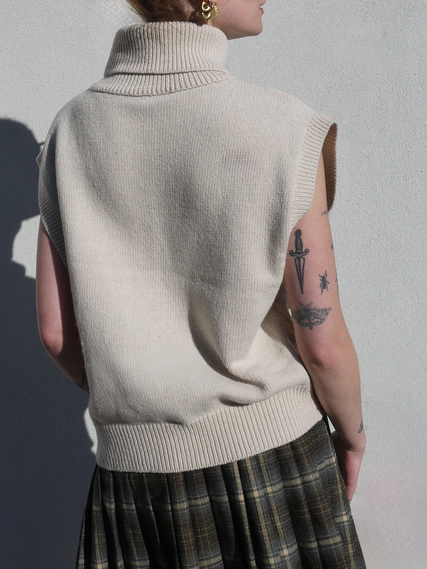 turtleneck slvless knit top