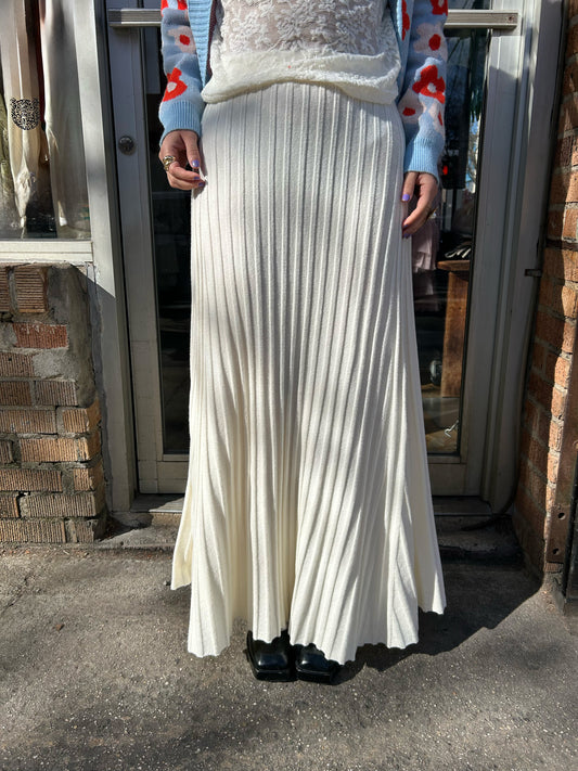 long pleated knit skirt